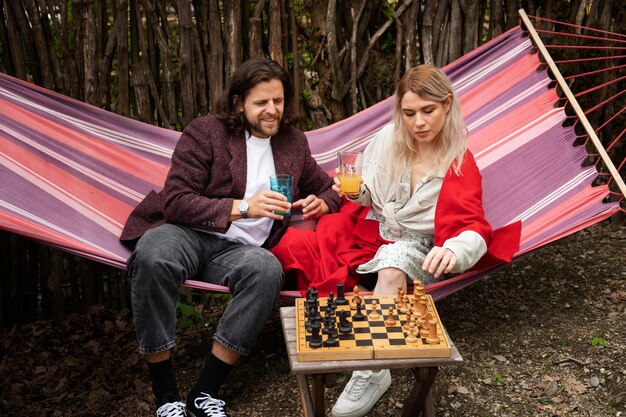 Plein coup de gens jouant aux échecs dans la nature