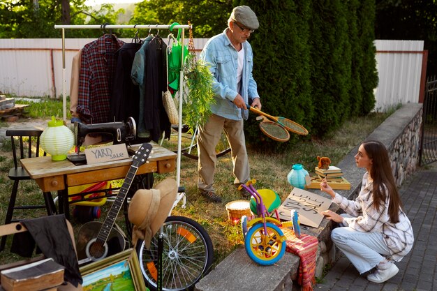 Plein coup de gens à la vente de garage