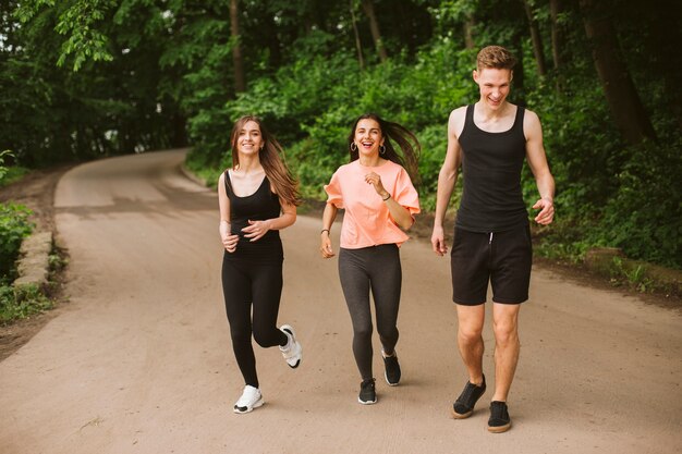 Plein coup groupe d'amis courir