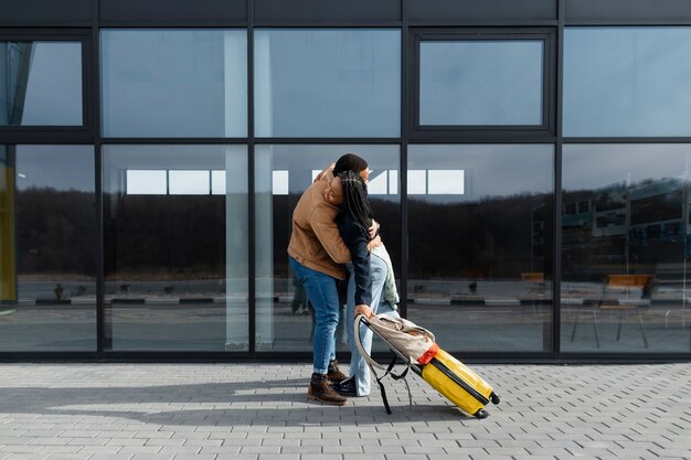 Plein coup heureux couple étreignant à l'extérieur