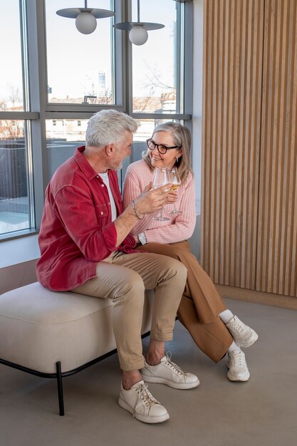 Plein coup heureux couple de personnes âgées avec des boissons