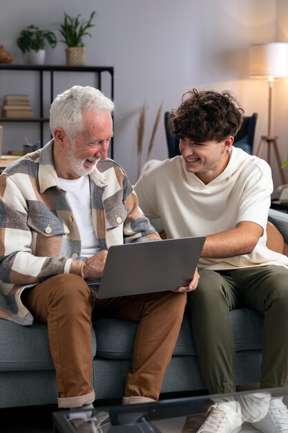 Plein coup homme et adolescent avec ordinateur portable