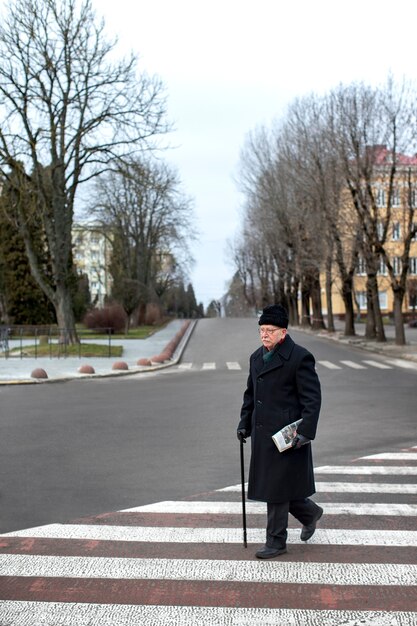 Plein coup d'homme âgé se promenant