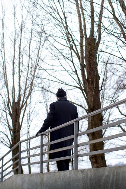 Plein coup d'homme âgé se promenant