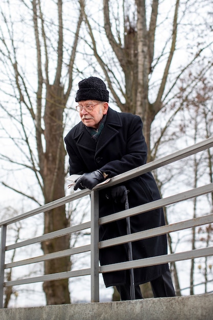 Plein coup d'homme âgé se promenant