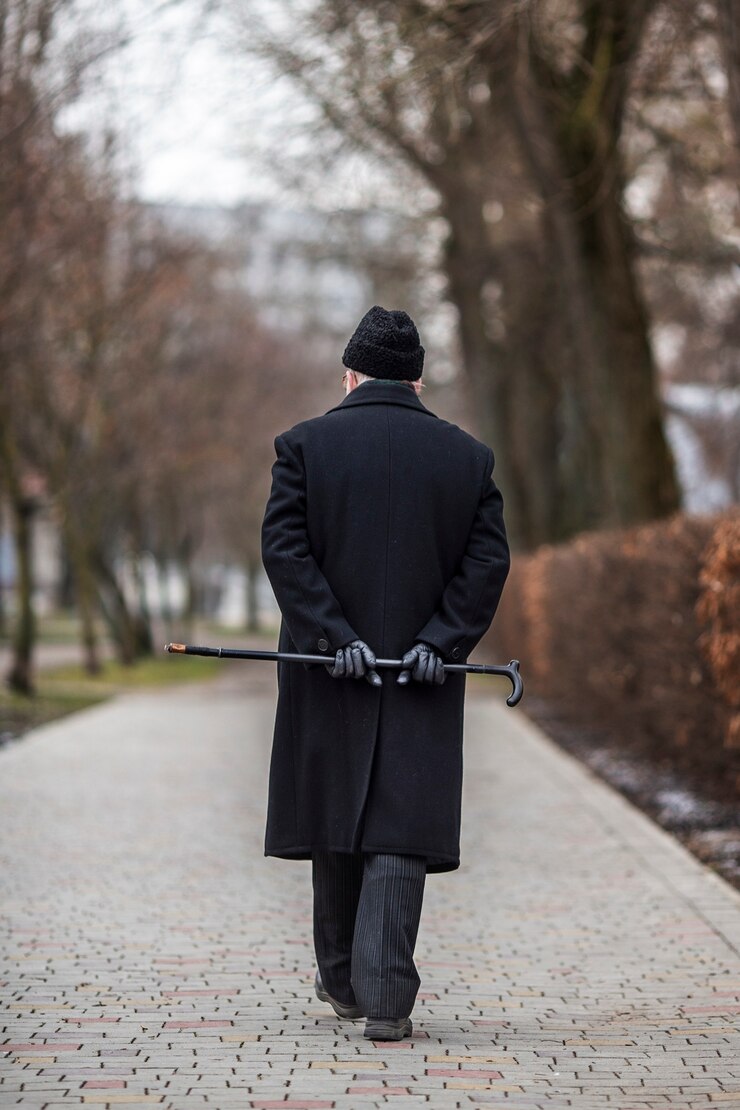 Photo gratuit plein coup d'homme âgé se promenant