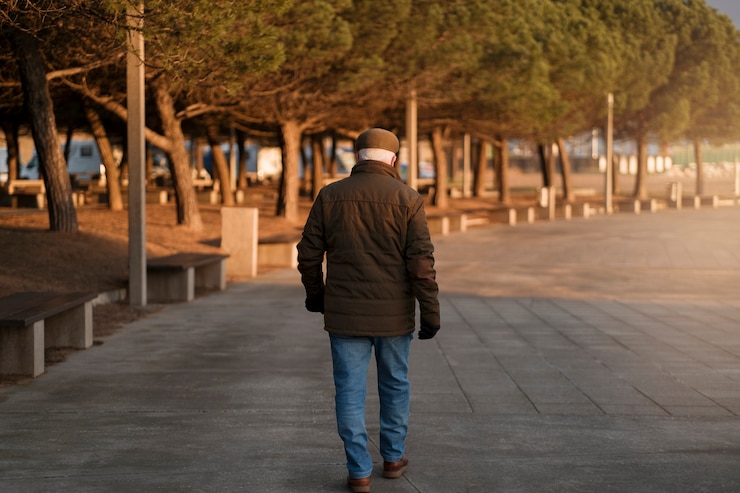Photo gratuit plein coup d'homme âgé se promenant