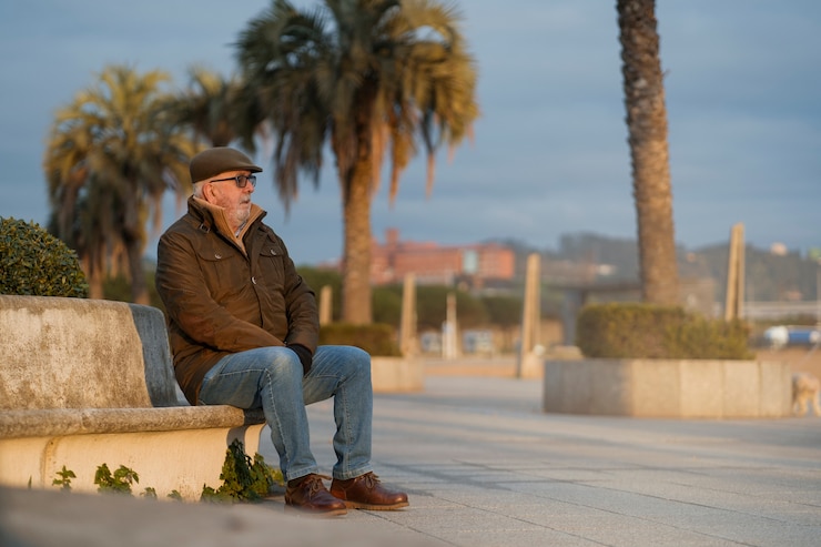 Photo gratuit plein coup d'homme âgé se promenant