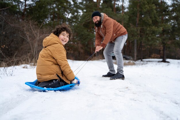 Plein coup homme et enfant heure d'hiver