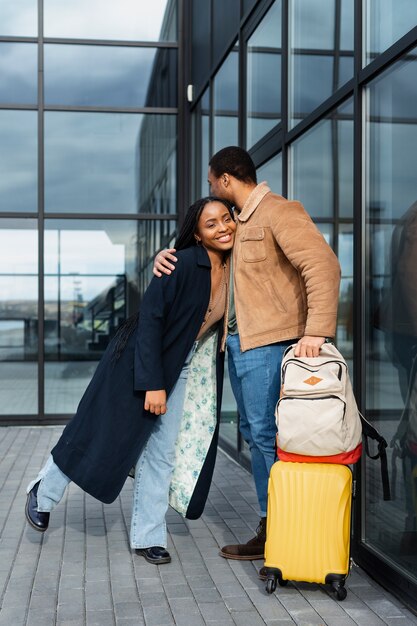 Plein coup homme et femme étreignant