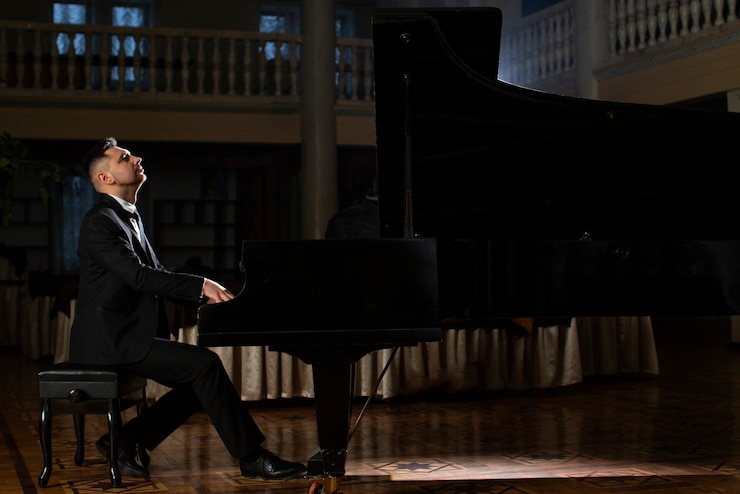 Photo gratuit plein coup homme jouant du piano