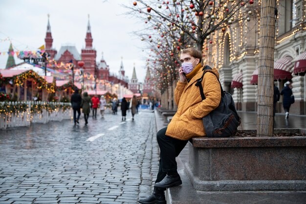 Plein coup homme portant un masque en ville