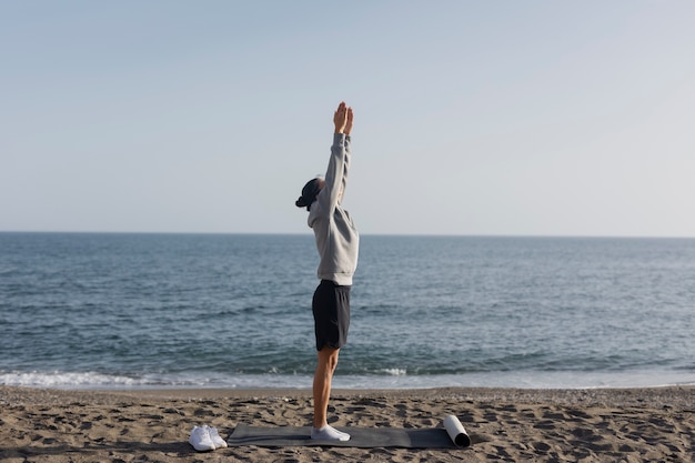 Photo gratuite plein coup homme seul à la plage