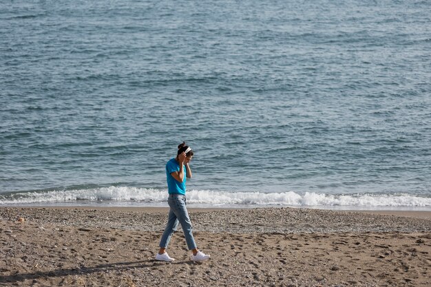 Plein coup homme seul à la plage