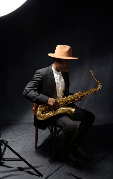 Plein coup homme tenant saxophone