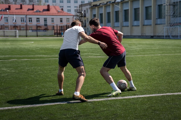 Plein coup d'hommes jouant au football