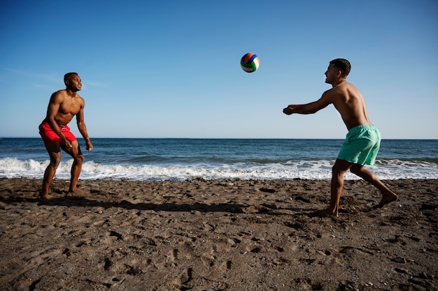 Photo gratuite plein coup d'hommes jouant au volley-ball