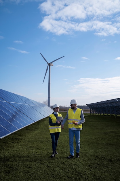 Photo gratuite plein coup d'ingénieurs en environnement travaillant