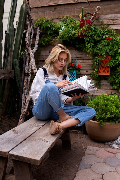 Photo gratuite plein coup jeune femme entourée de plantes