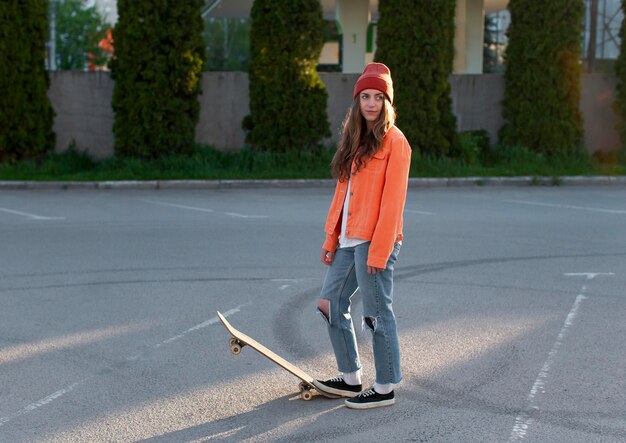 Plein coup jeune fille avec planche à roulettes à l'extérieur