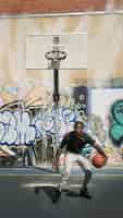 Photo gratuite plein coup jeune homme jouant au basket