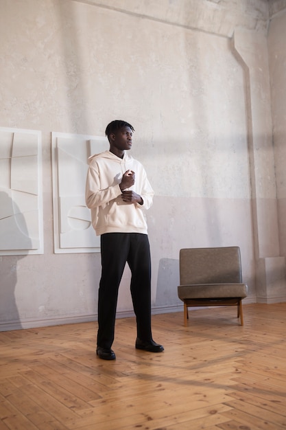 Photo gratuite plein coup jeune homme portant un sweat à capuche blanc