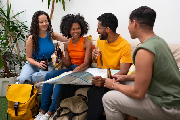 Photo gratuite plein coup de jeunes à l'auberge