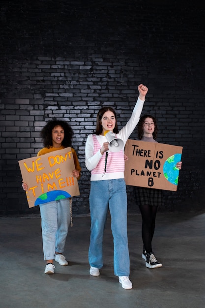 Photo gratuite plein coup de jeunes avec des bannières