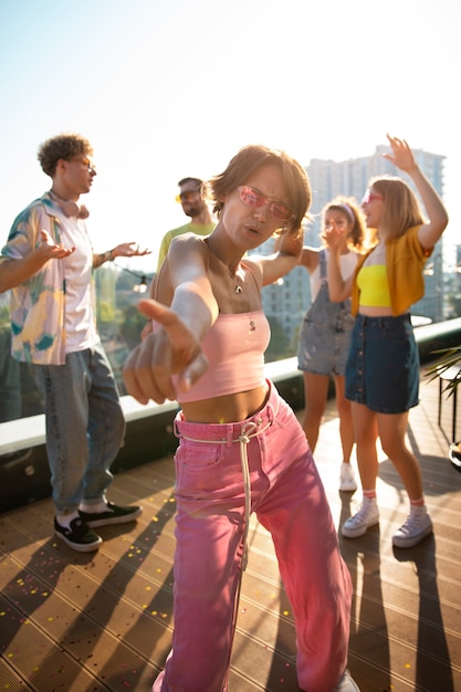 Photo gratuite plein coup de jeunes faisant la fête