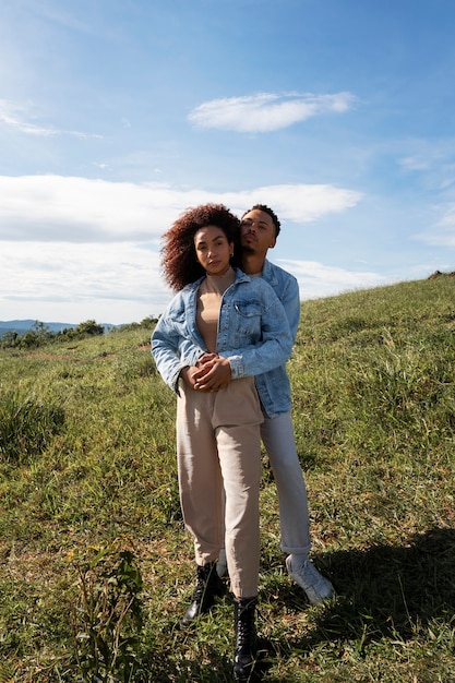 Photo gratuite plein coup joli couple à l'extérieur