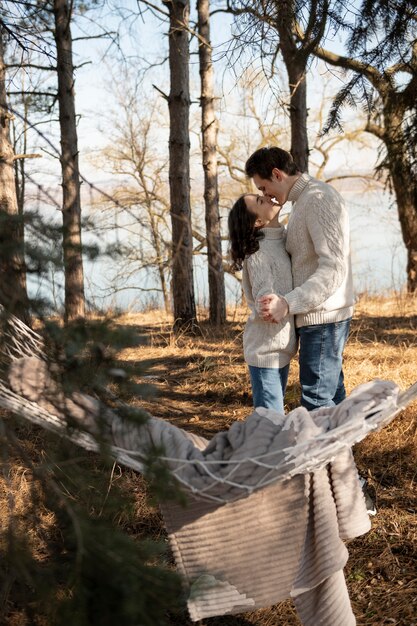 Plein coup joli couple s'embrassant dans la nature