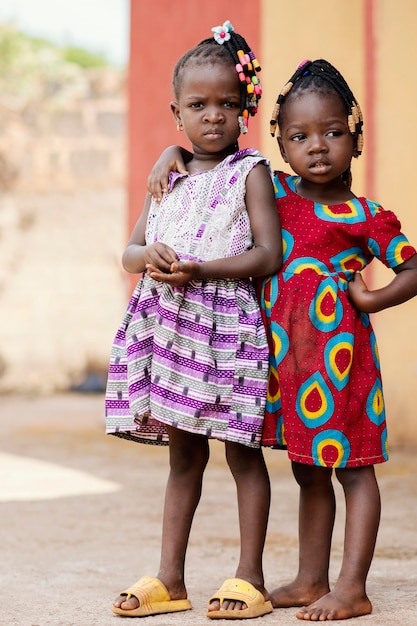 Photo gratuite plein coup de jolies filles africaines posant à l'extérieur