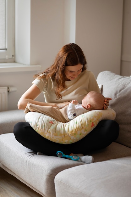 Photo gratuite plein coup mère avec bébé à la maison