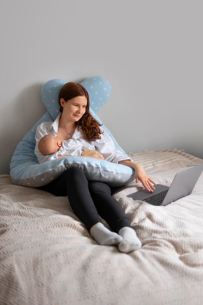 Plein coup mère avec bébé à la maison