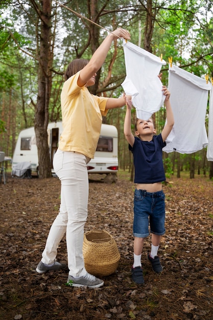 Plein coup mère et enfant faisant des corvées