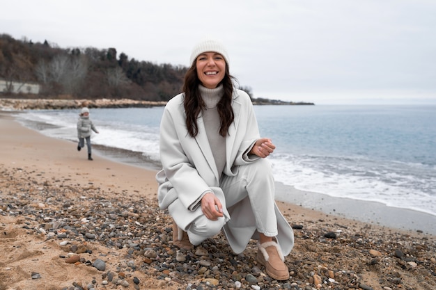 Photo gratuite plein coup mère et enfant à la plage