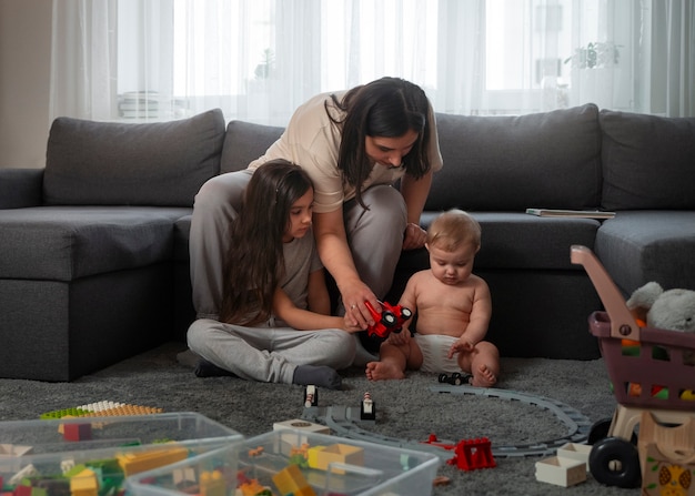 Photo gratuite plein coup mère avec enfants à la maison