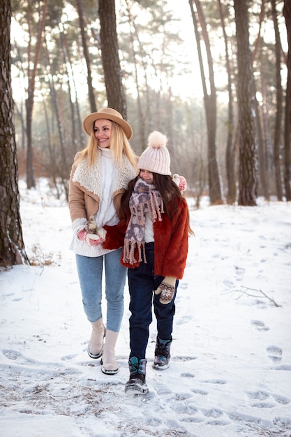 Photo gratuite plein coup mère et fille à l'extérieur