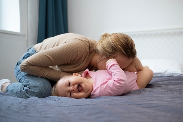 Plein coup mère jouant avec bébé