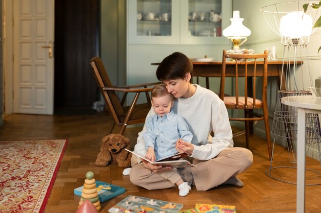 Plein coup mère tenant bébé