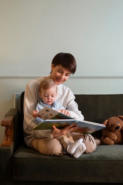 Photo gratuite plein coup mère tenant bébé