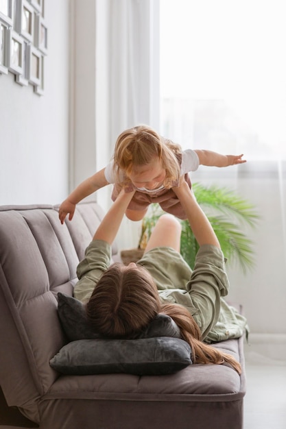 Plein coup de mère tenant un enfant