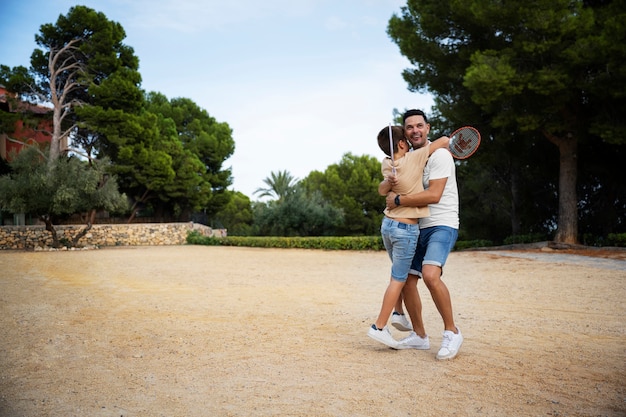 Photo gratuite plein coup père étreignant enfant