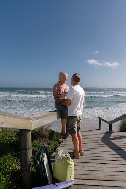 Photo gratuite plein coup de personnes âgées au bord de la mer