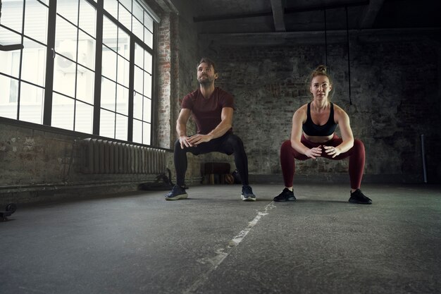 Plein coup de personnes faisant des exercices