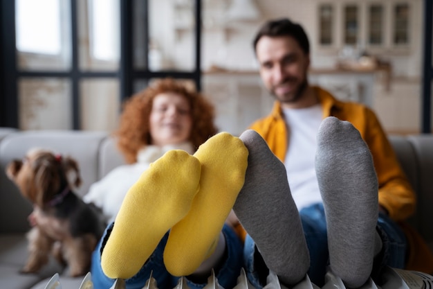 Plein coup de personnes floues se réchauffant les pieds sur le chauffage