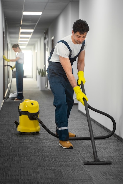 Plein coup de personnes nettoyant le bâtiment