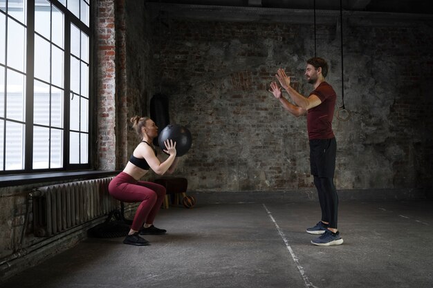 Plein coup de personnes s'entraînant avec un ballon de gym