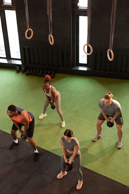 Plein coup de personnes s'entraînant ensemble au gymnase