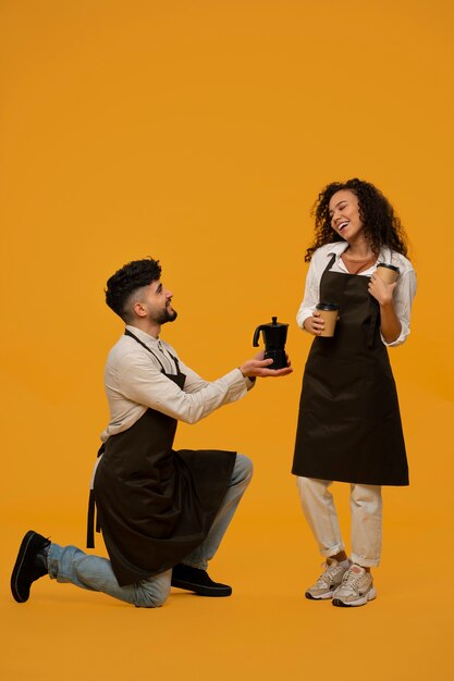 Plein coup de personnes travaillant comme barista